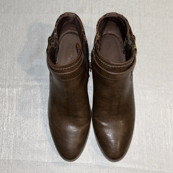 BareTraps Women’s Brown textured Ankle Booties w/ Buckle new condition Sz 10 - Picture 10 of 16